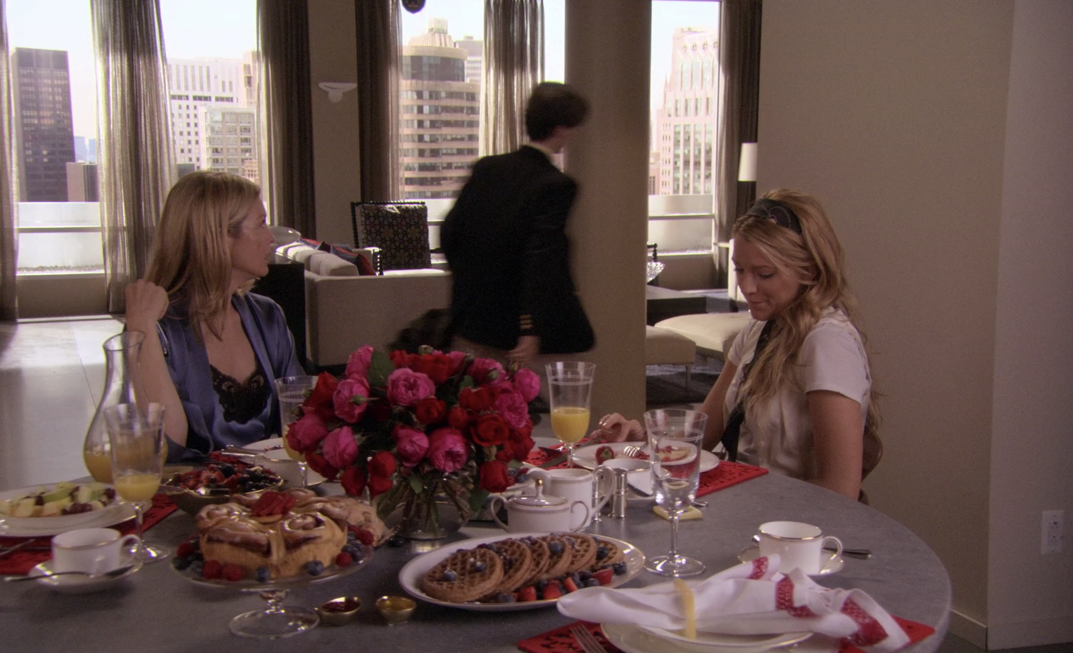 Eric leaving as Lily and Serena sit at the packed breakfast table in Gossip Girl