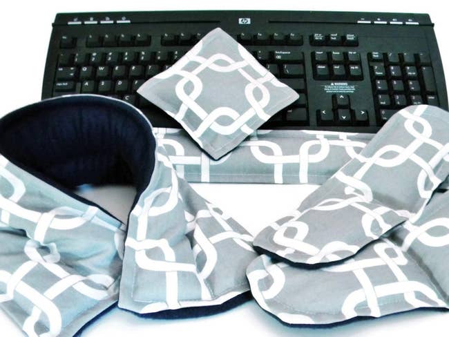 The heat pads in gray with white chain designs 