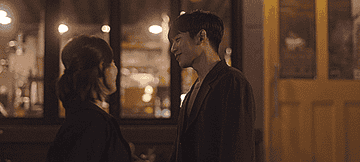 Han Ji-min affectionately squishes Jung Hae-in&#x27;s face in her hands 