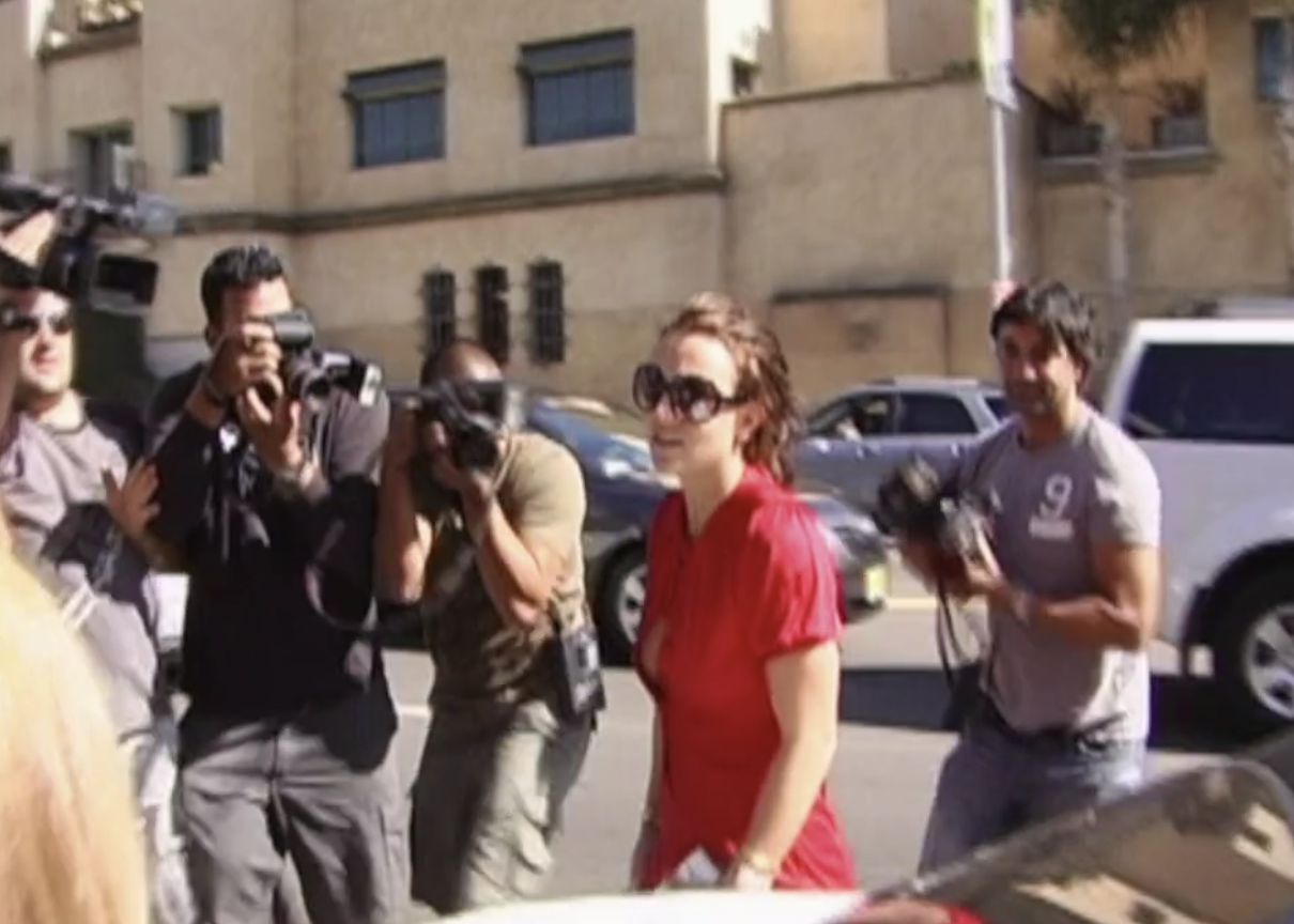 Britney walking somewhere while she's surrounded by dozens of photogs