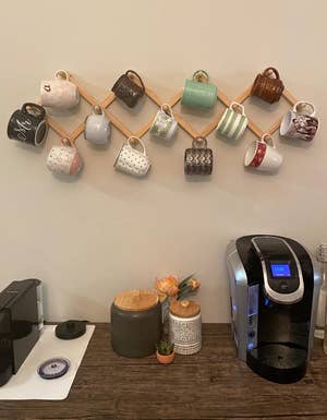 A reviewer's photo of the rack holding mugs