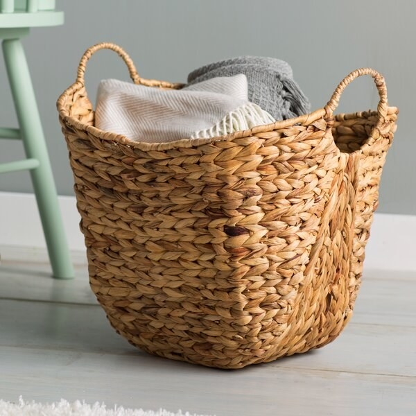 The wooden basket 