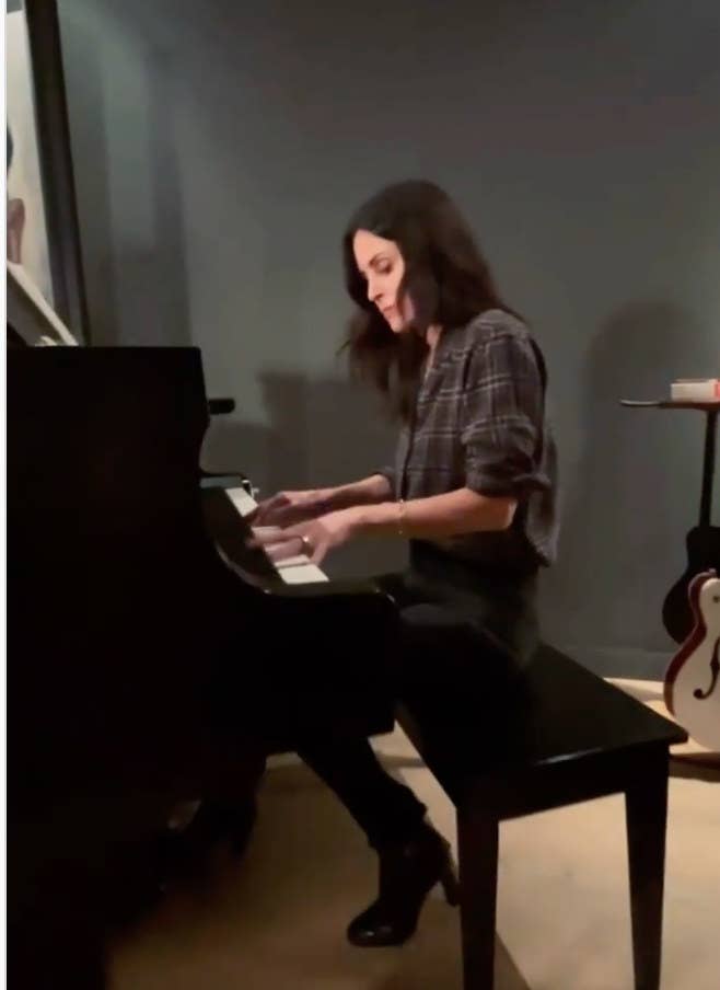 Courteney Cox plays Olivia Rodrigo's "drivers license" on piano