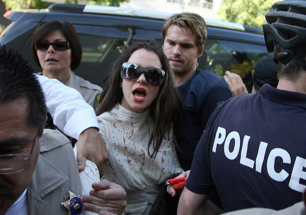 A brunette Britney battling paparazzi