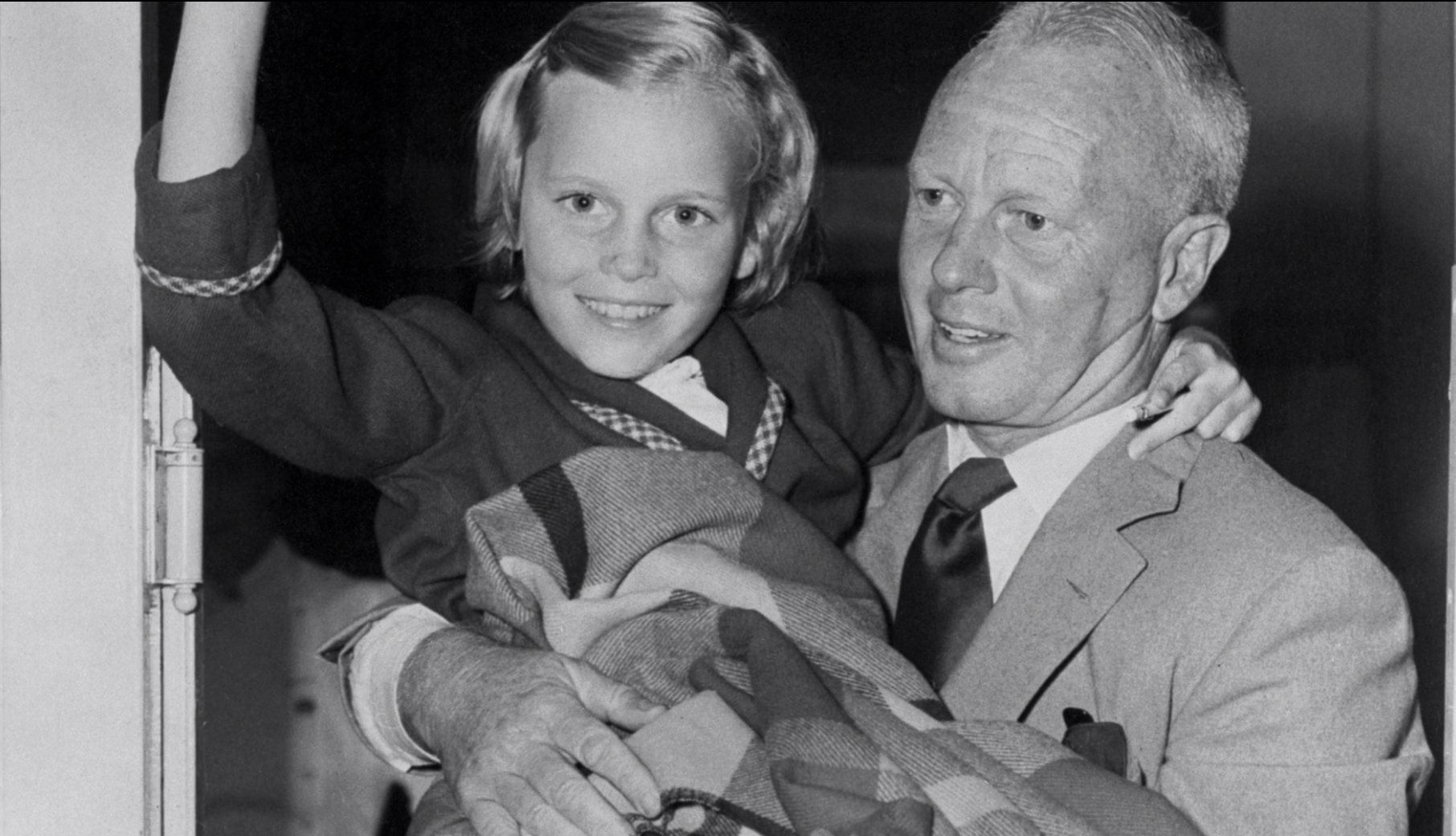 Mia&#x27;s father carrying her in his arms out of the children&#x27;s hospital 