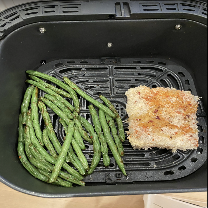 Breaded chicken and green beans in an Airfryer
