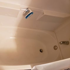 a reviewer photo of the same tub looking clean 