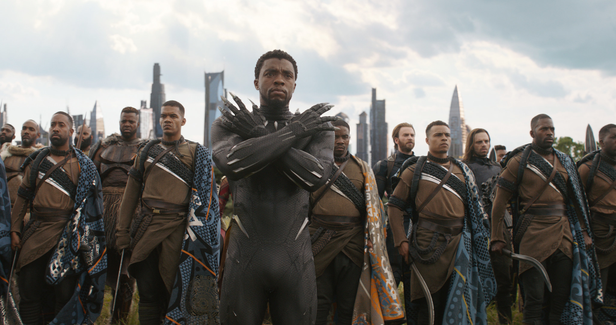 Boseman做& # x27; Wakanda永远# x27;敬礼战士站在他身后的黑豹在复仇者:无穷战争