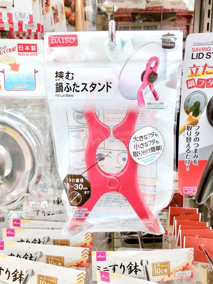 DAISO(ダイソー)のおすすめアイテム「挟む鍋ふたスタンド」