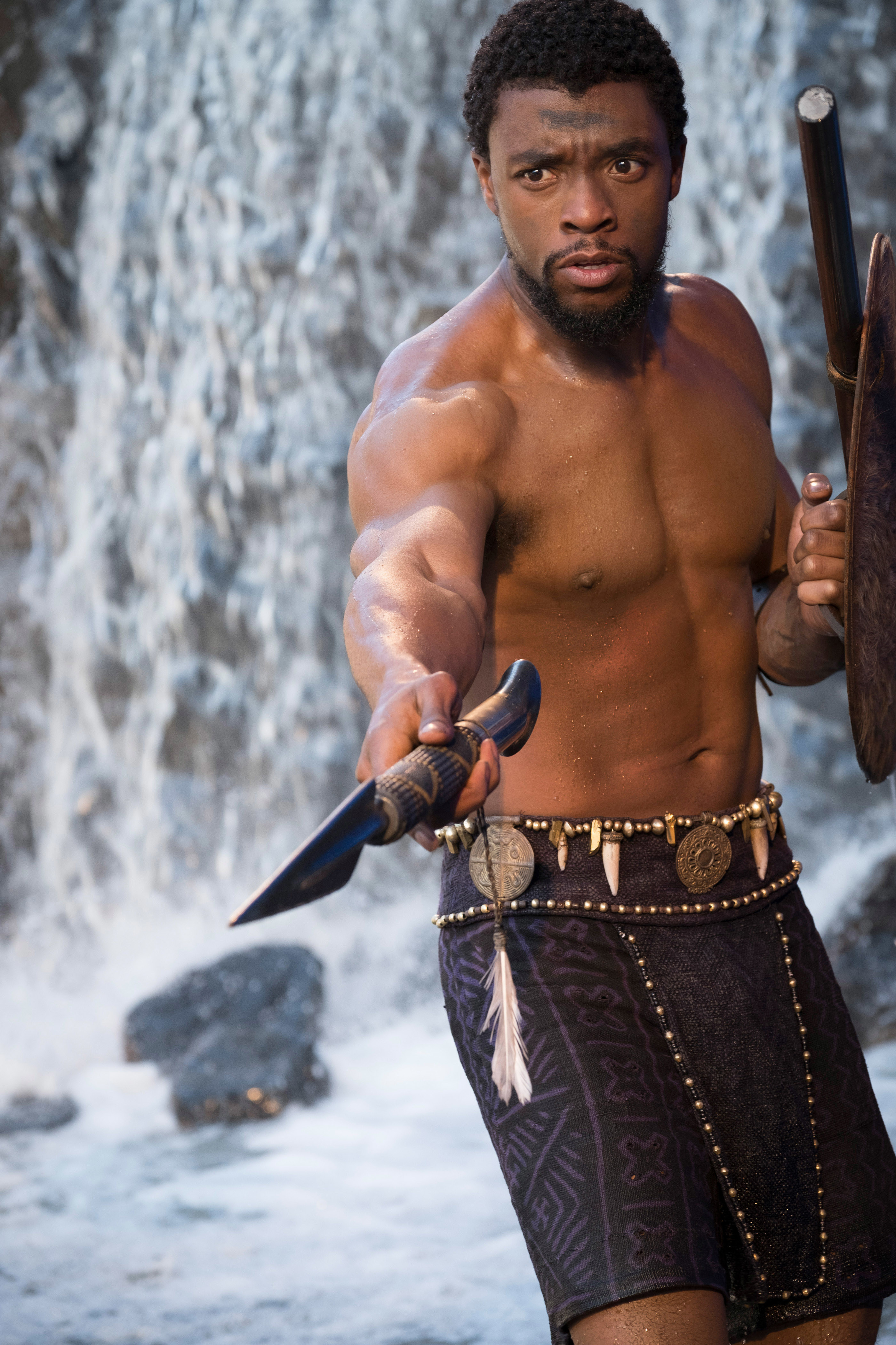 Boseman赤膊上阵,拿着长矛在黑豹的战斗场景