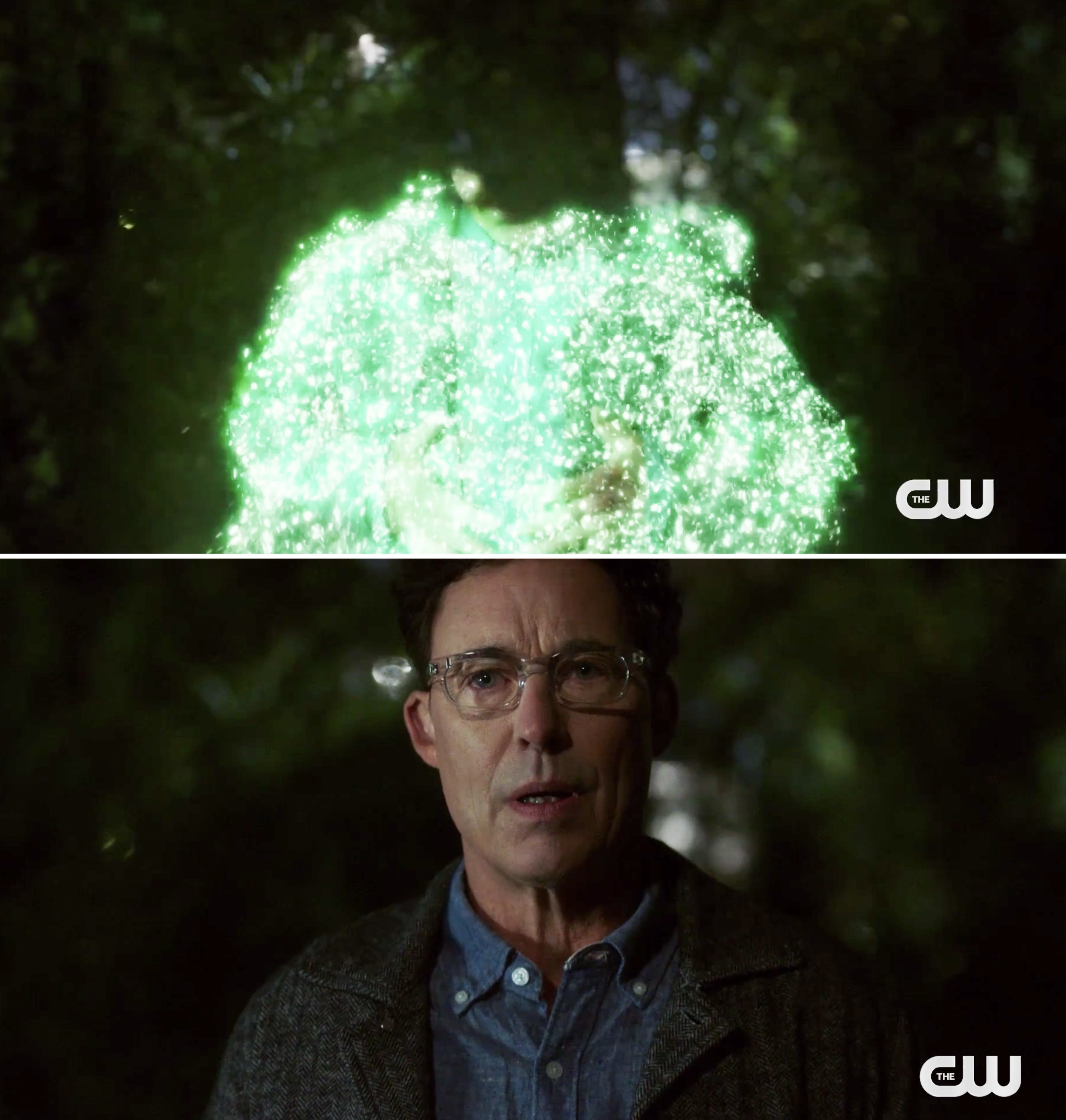 Harrison Wells reappearing out of some green particles 