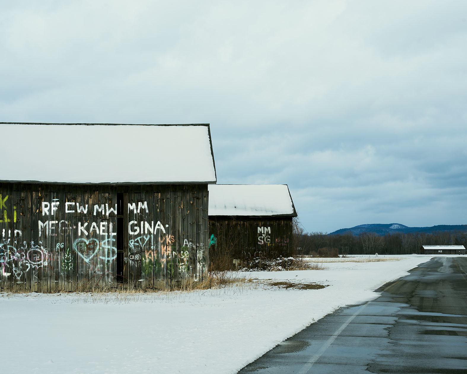 A barn with graffiti on it