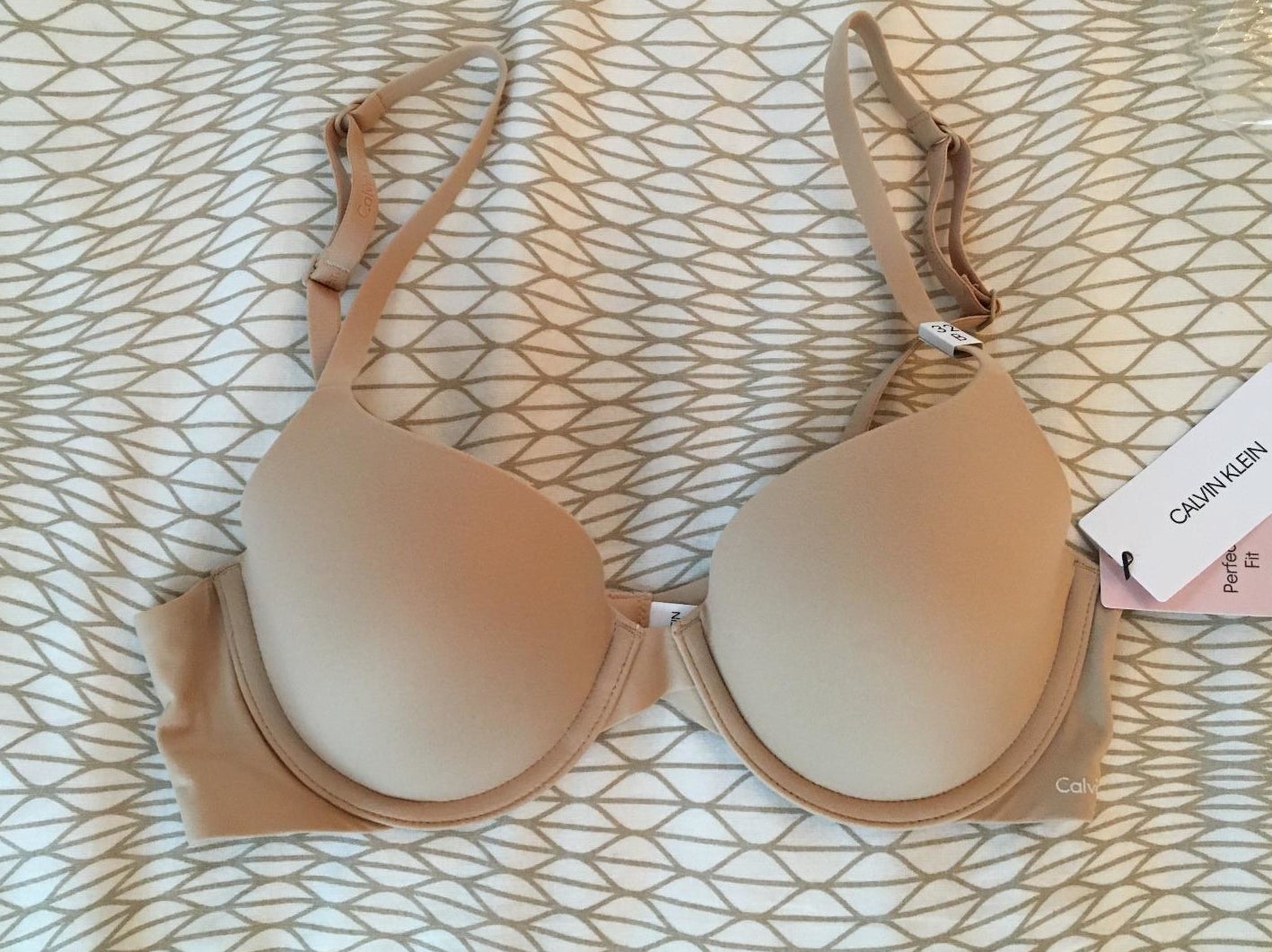 This is the PERFECT bra to wear under thin tops so you dont see lines
