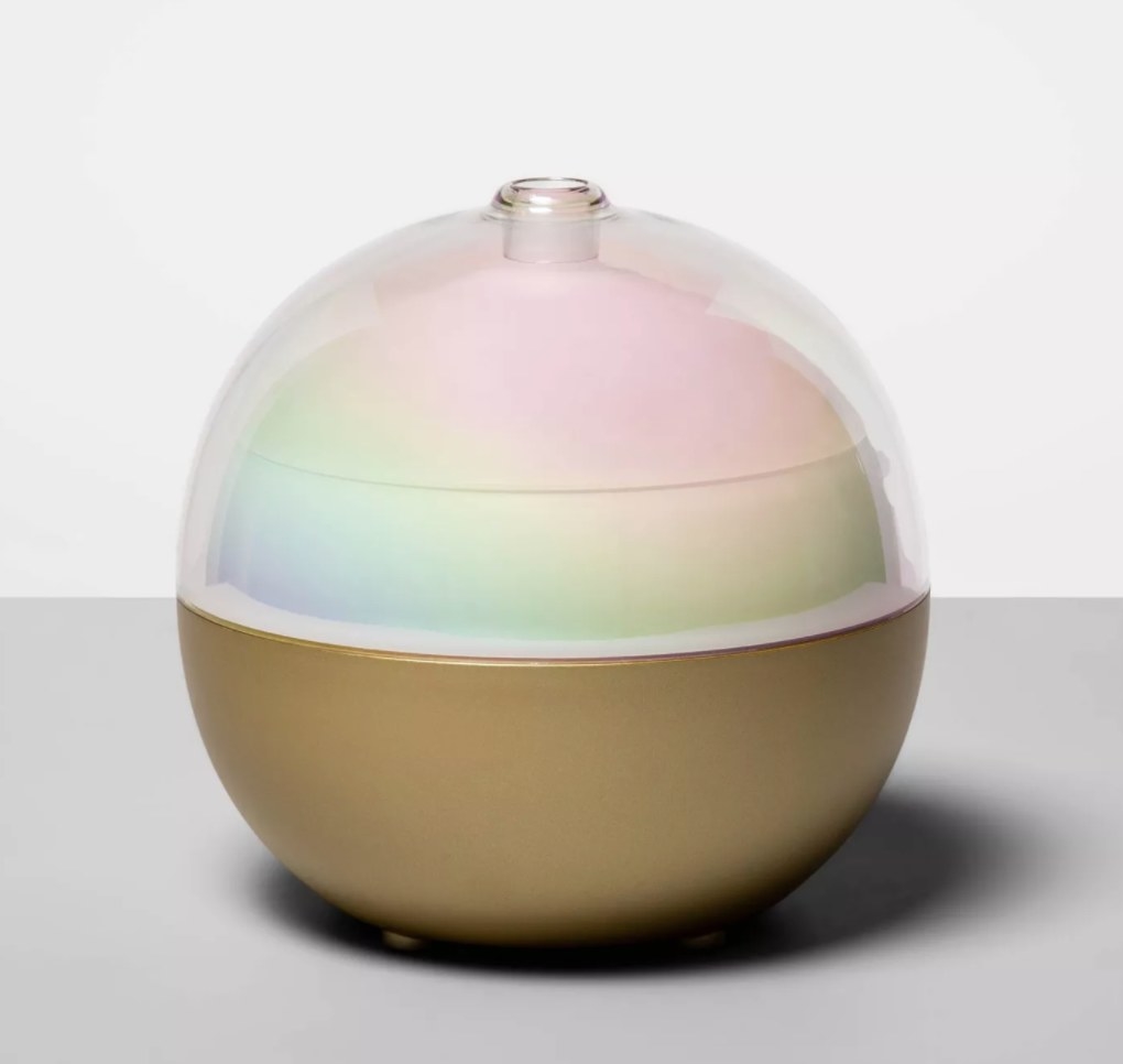 The diffuser which lights up soft green pink and blue