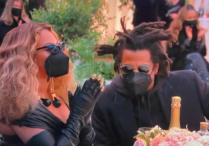 Best Twitter reactions to Beyoncé's strapless Grammys mask