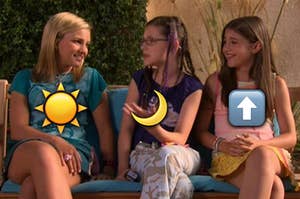 zoey与太阳emoji在她身上，奎因与她的月亮emoji在她身上，和妮可与一个上升的标志emoji在她身上