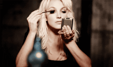 Britney Spears putting on mascara