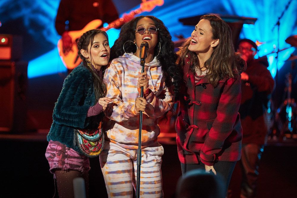 YES DAY. (L-R): JENNA ORTEGA as KATIE TORRES, H.E.R. as HERSELF, JENNIFER GARNER as ALLISON TORRES