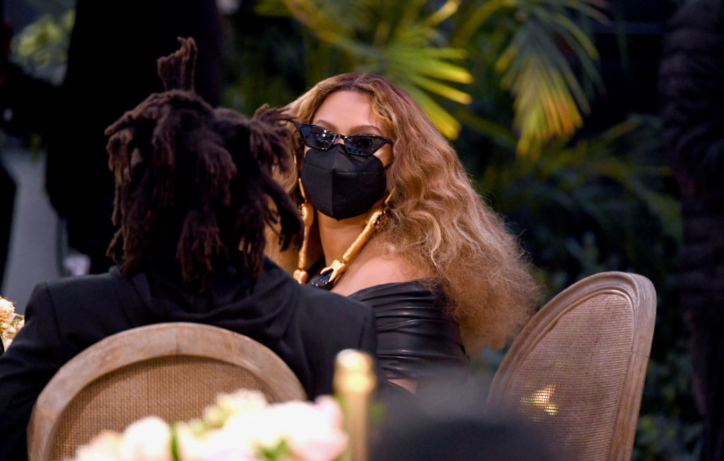 Best Twitter reactions to Beyoncé's strapless Grammys mask