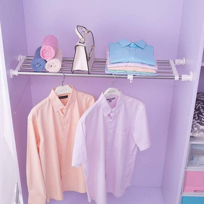 Expandable shelf placed in closet