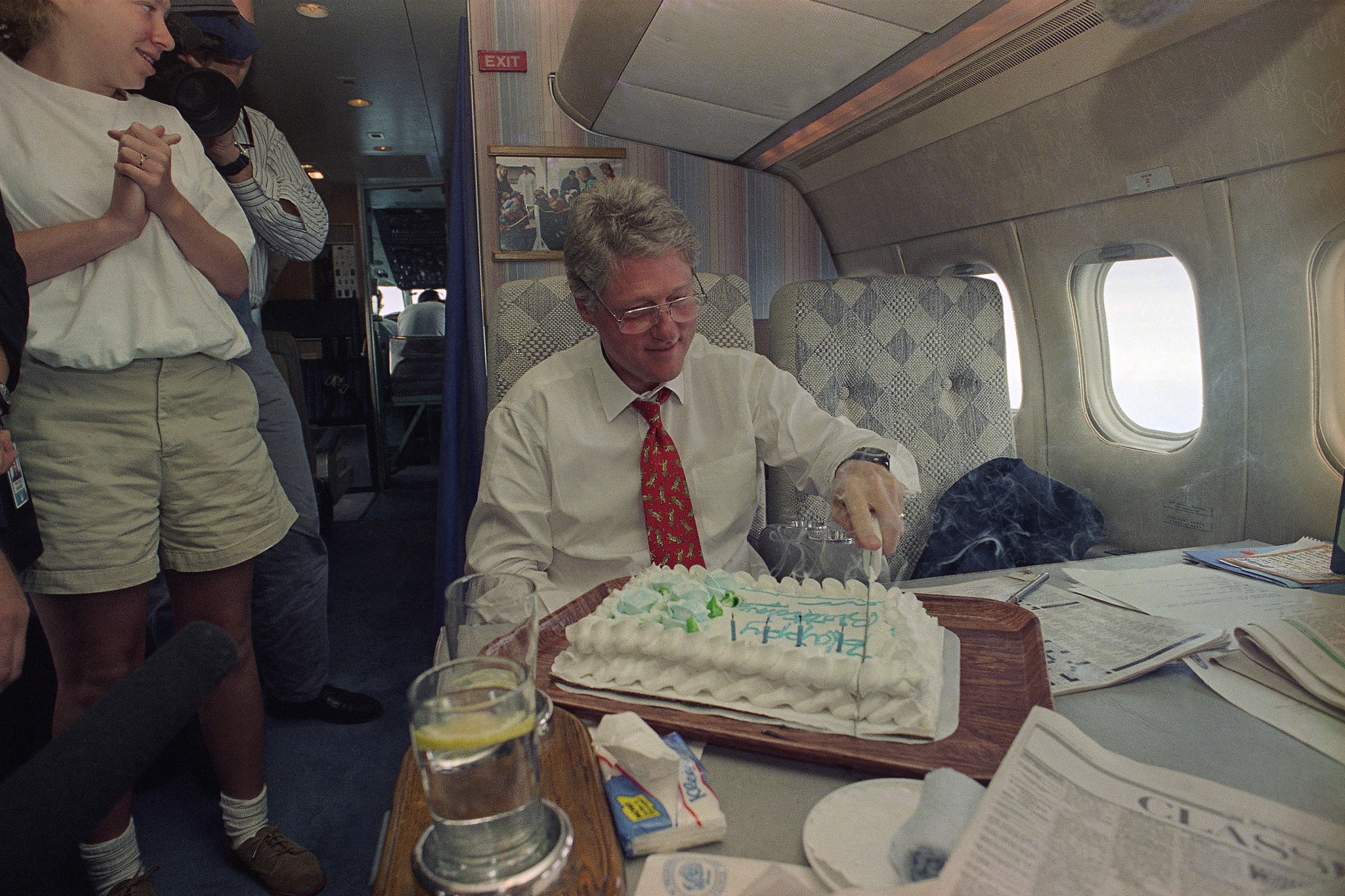 Bill Clinton cutting his birthday cake on air force one