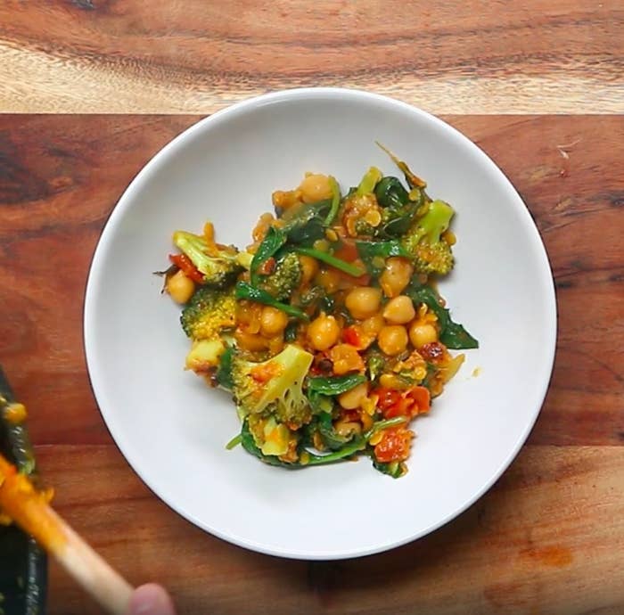 A plate of chickpea curry with broccoli