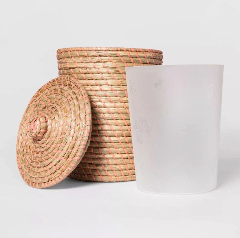 The woven trash can and its plastic insert