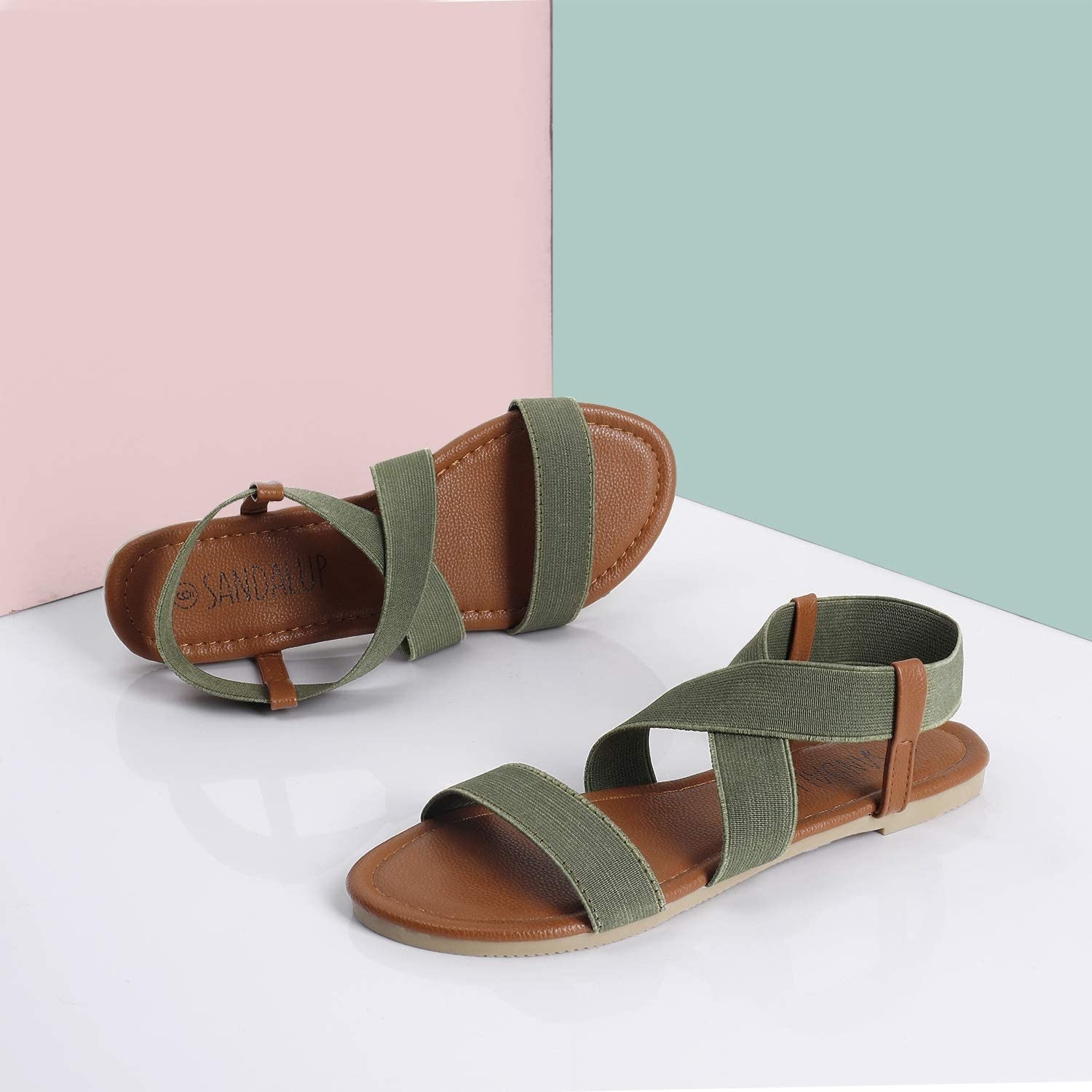 The strappy elastic sandals in olive green