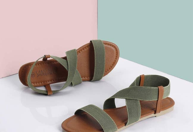 the strappy elastic sandals in olive green