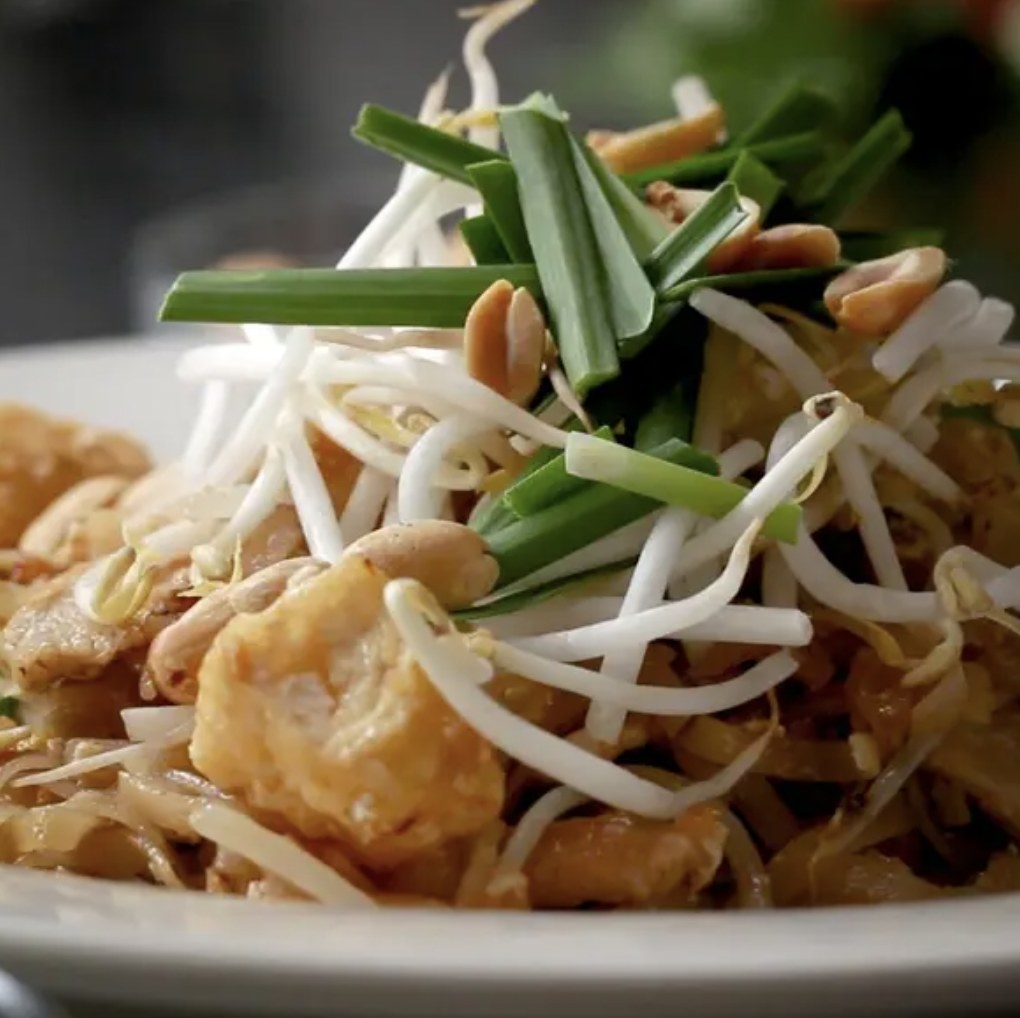 Pad thai topped with peanuts and veggies 