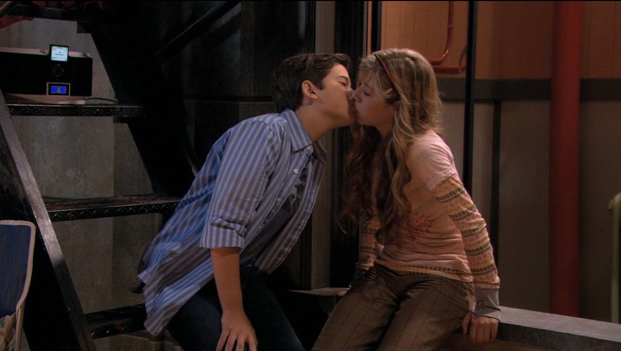 Sam and Freddie kissing
