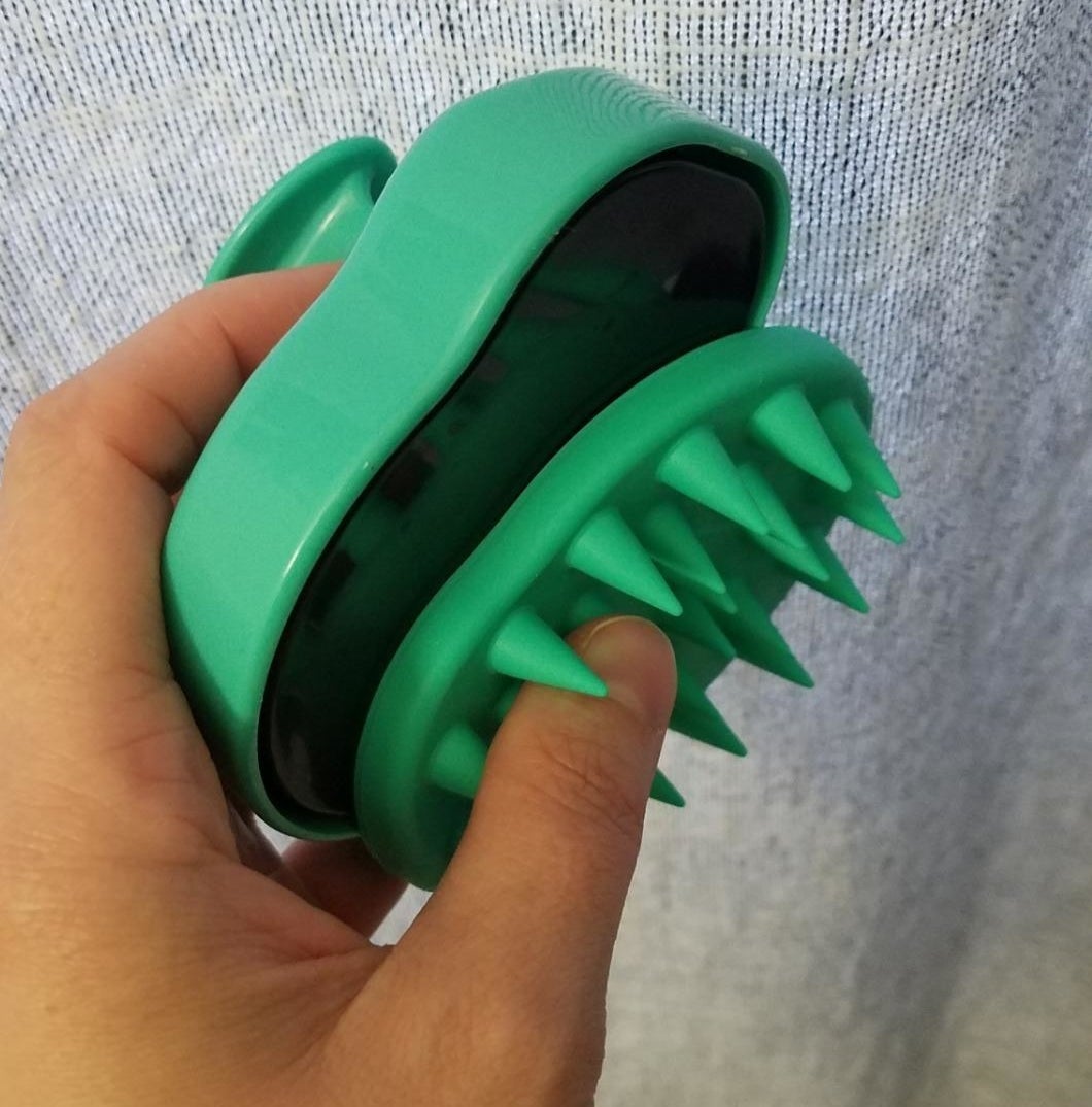 Review photo of the light green shampoo brush
