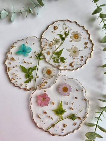 same coasters with multicolored flowers 