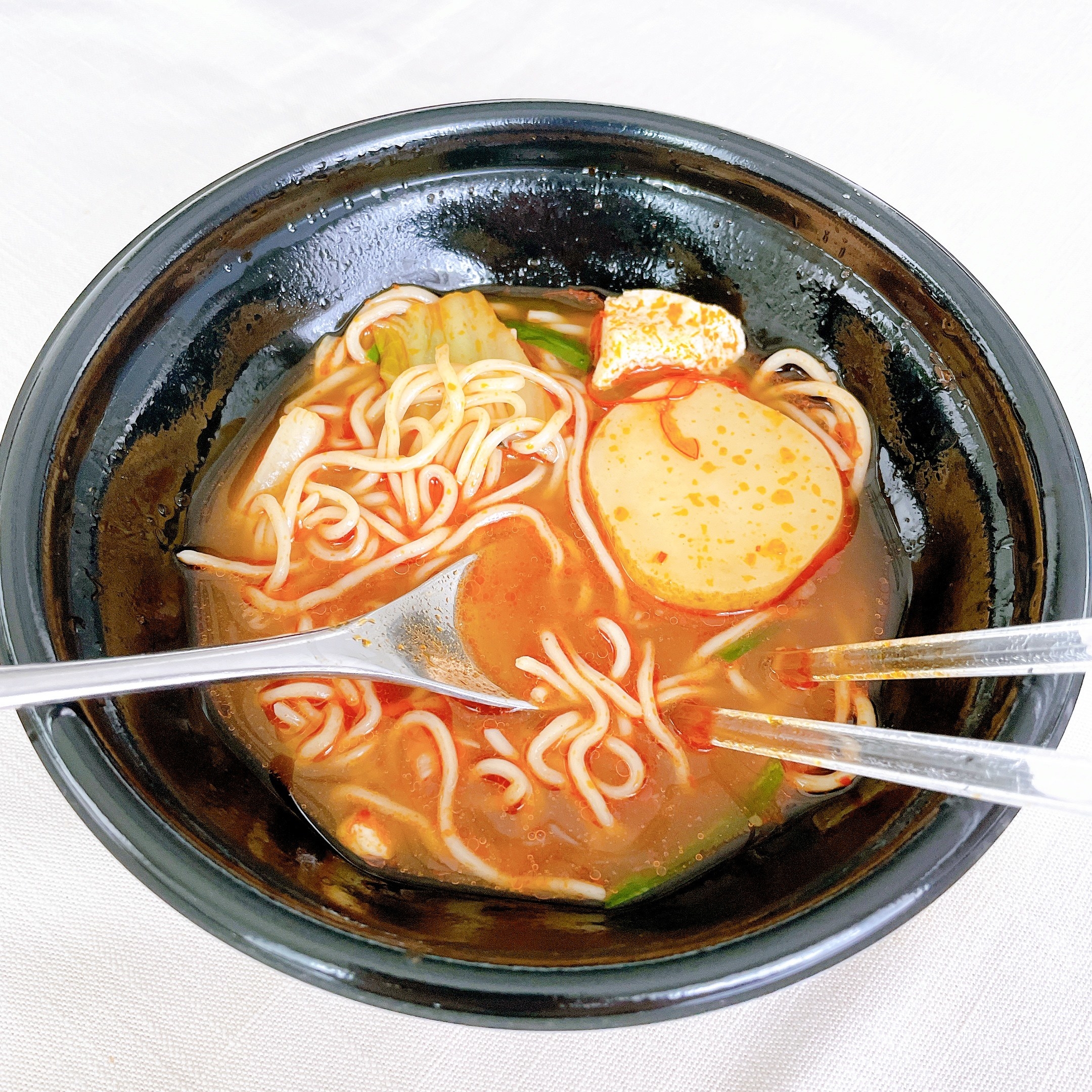 ひ 唇がヒリヒリする ローソンの 激辛ラーメン は中華料理店レベルの本格さです