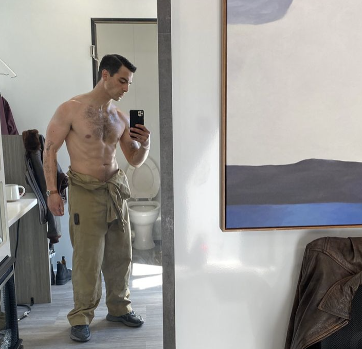 Joe Jonas taking a mirror selfie