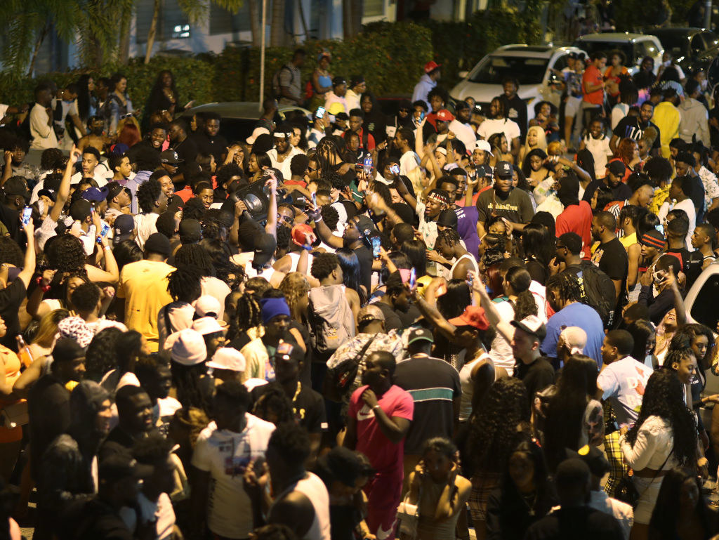 Enormous crowd in Miami Beach