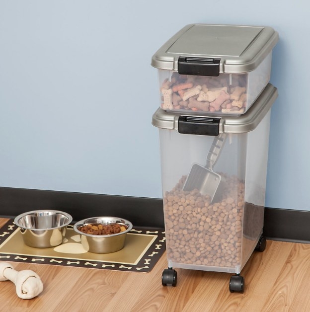 The pet food storage container 