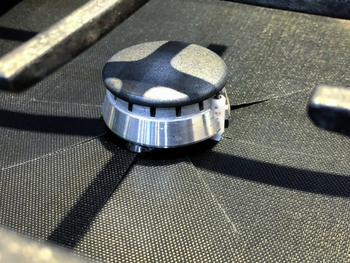 reviewer pic of burner cover that's barely noticeable