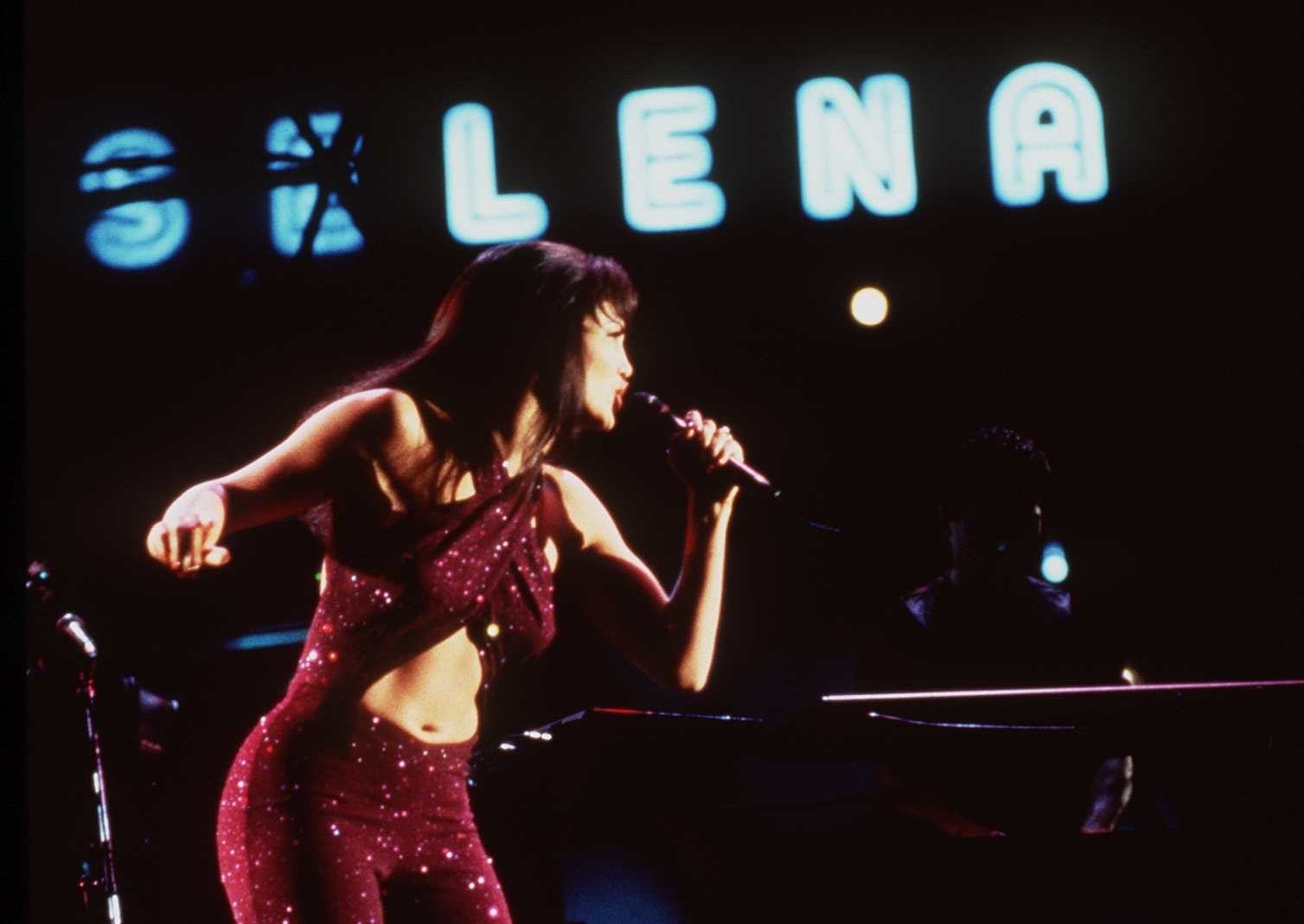 Jennifer performs in Selena&#x27;s iconic purple outfit with the cutout midriff 