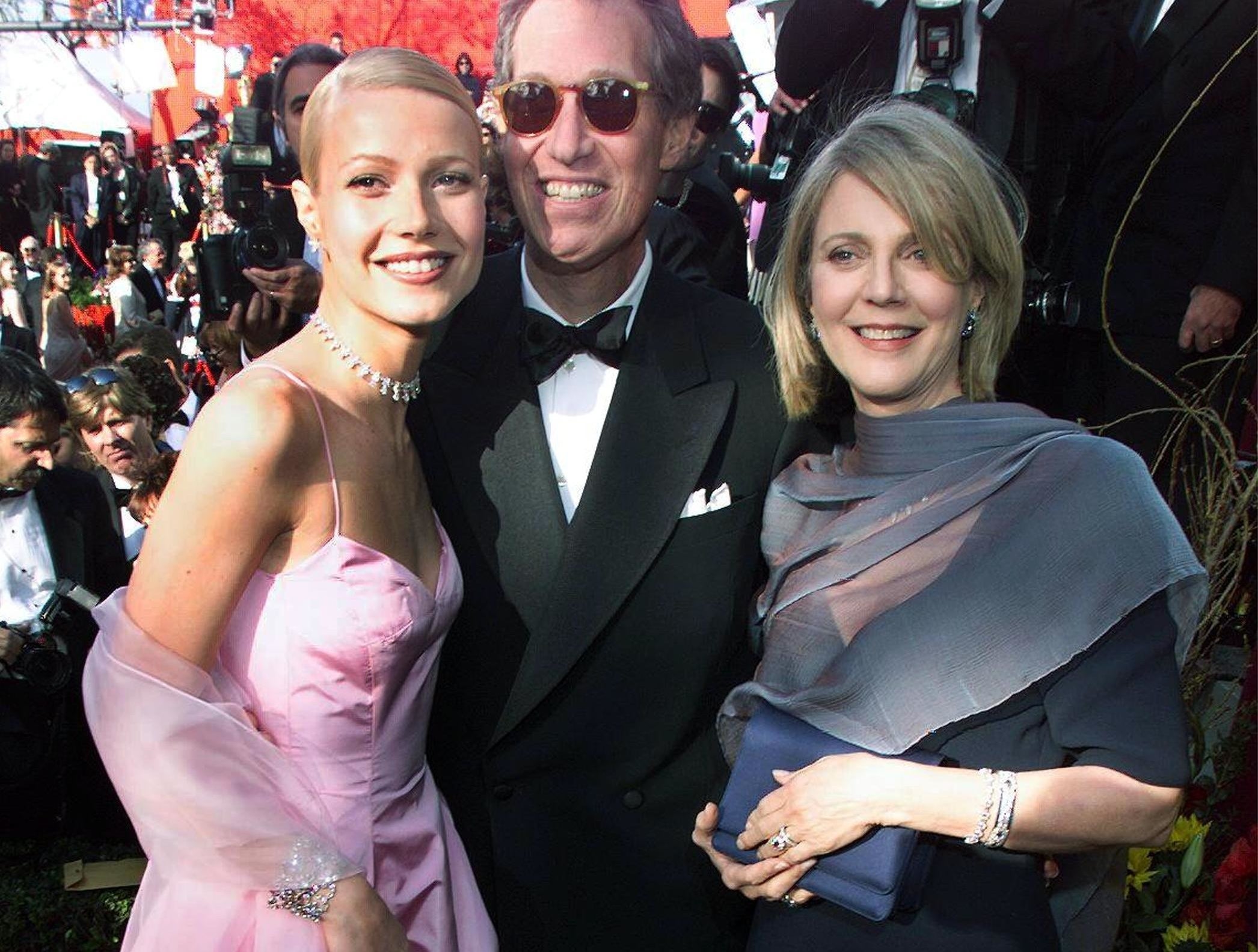 Gwyneth poses with her parents at the Oscars