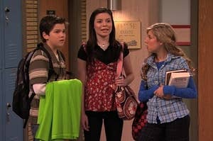 Carly, Sam, and Freddie in the school hallway. 