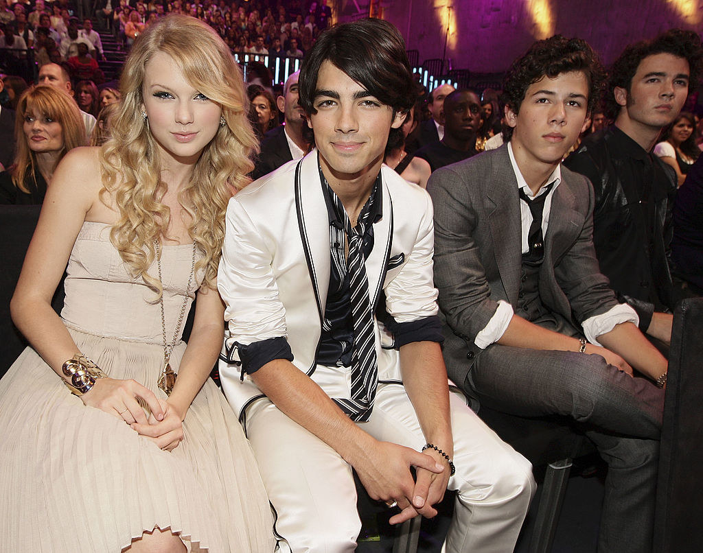 (L to R) Taylor Swift, Joe Jonas, Nick Jonas and Kevin Jonas at the 2008 MTV Video Music Awards