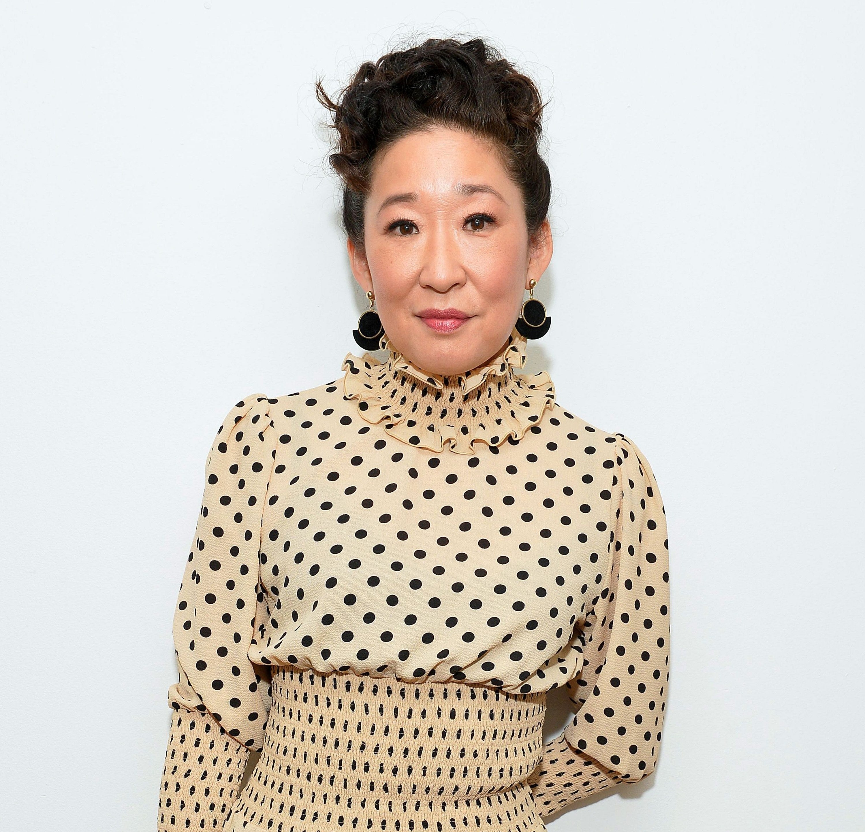 Sandra Oh posing at an event