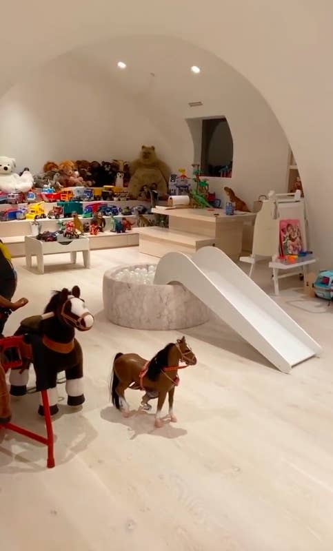中性的房间装满了玩具像迷你木马和填充动物玩具