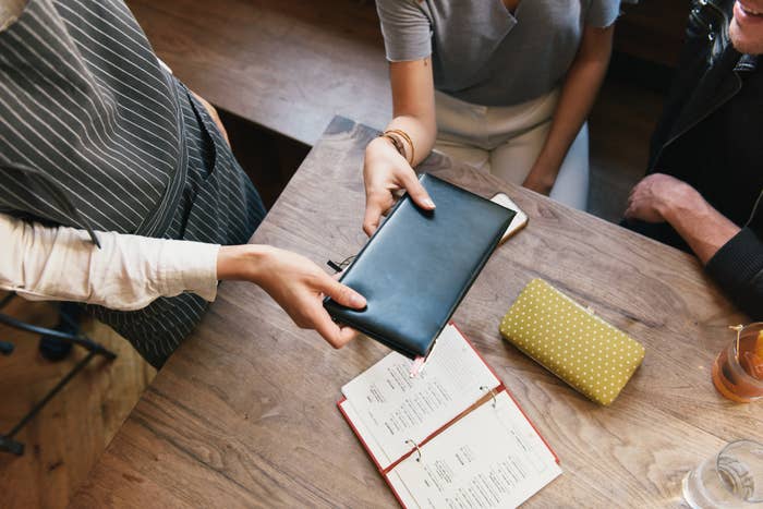 friends splitting a restaurant bill