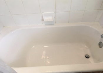 A customer review after photo showing that same tub with all the stains removed