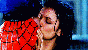 Seth and Summer &quot;Spider-Man&quot; rain kiss