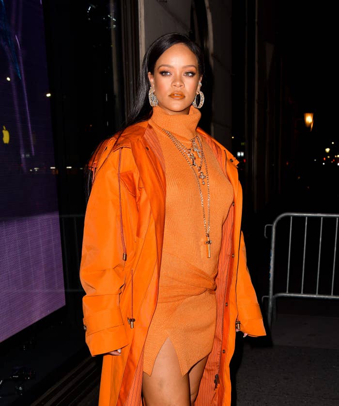 蕾哈娜（Rihanna）在2020年2月在伯格多夫·古德曼（Bergdorf Goodman）面前