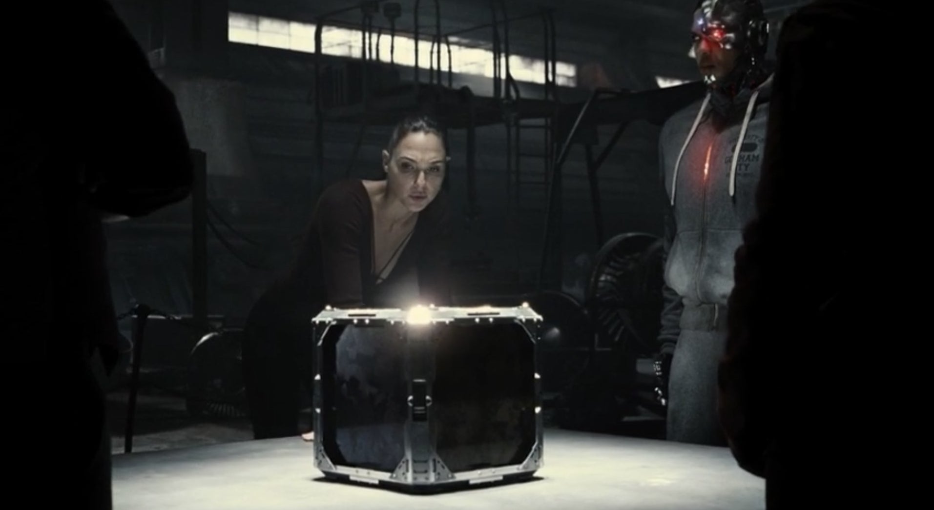 Wonder Woman, Cyborg, Aquaman, Flash, and Batman check out a Mother Box.  