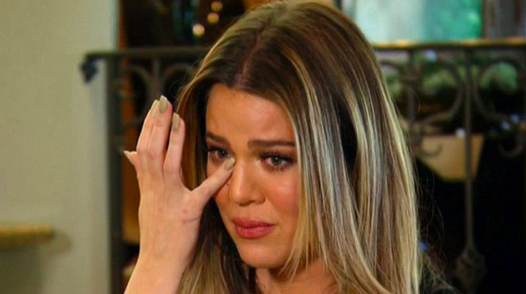 Khloé crying